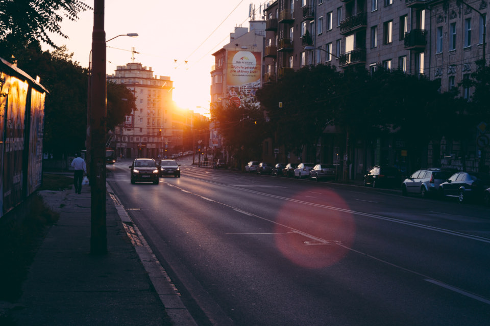 Amanecer sobre la ciudad — ritmo circadiano y luz natural